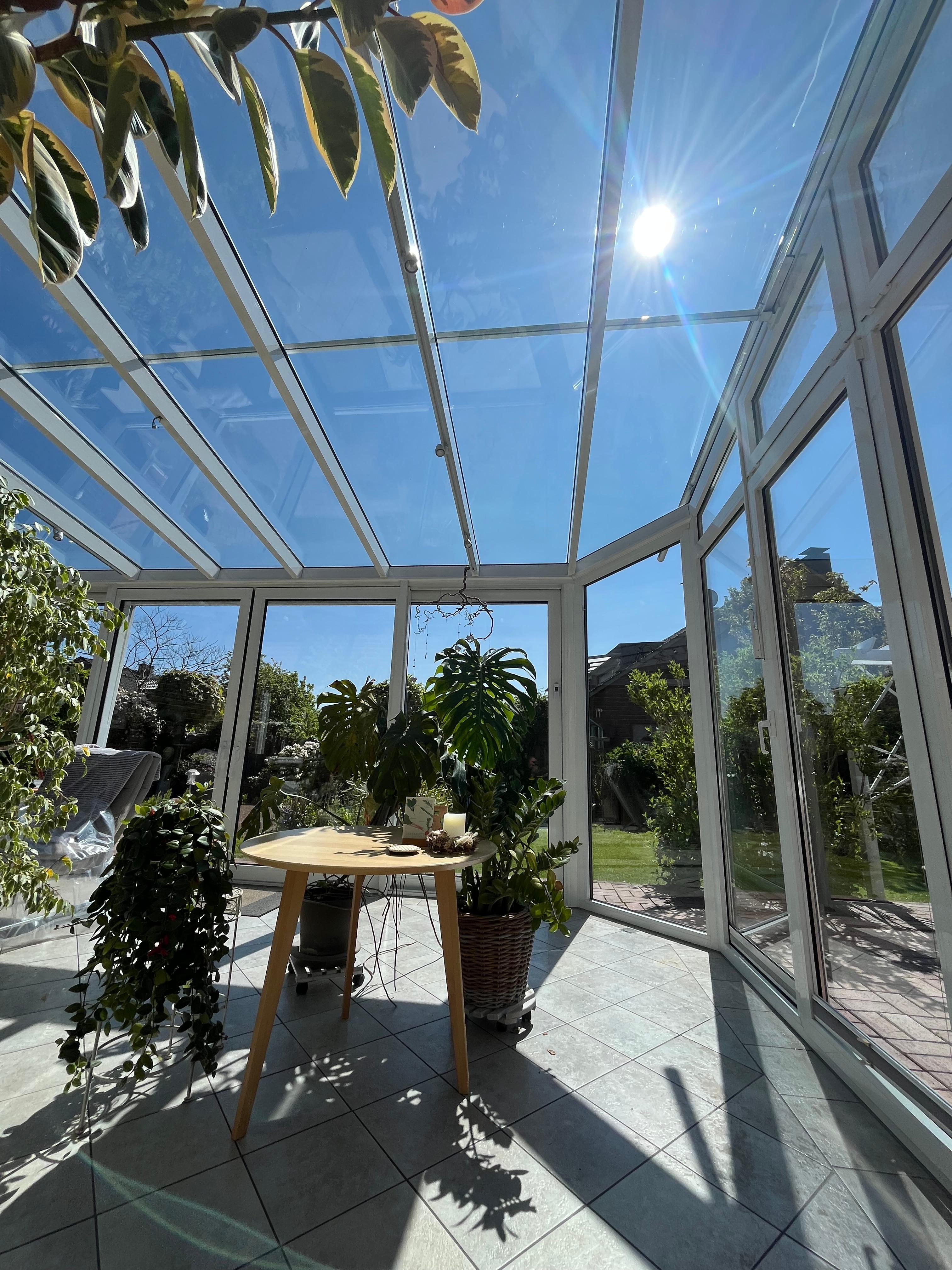 Strahlend sauberer Wintergarten nach der Reinigung