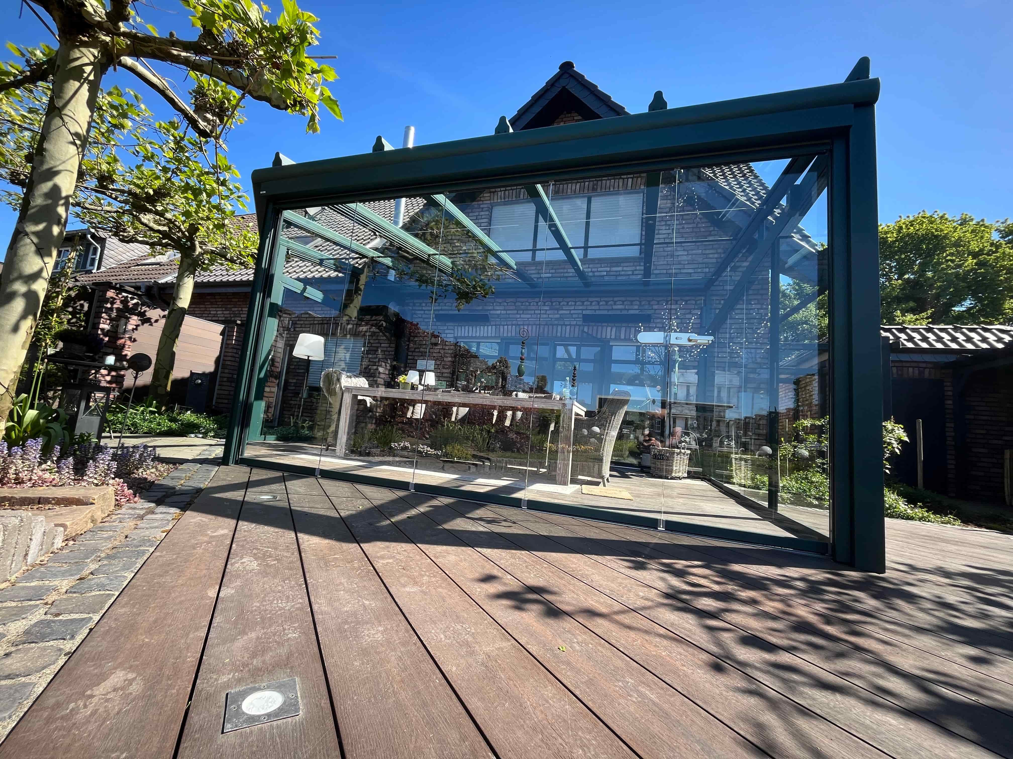 Terrassenüberdachung grüner Rahmen